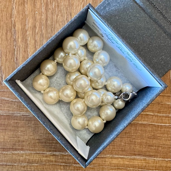 Faux pearl necklace 16” long, very good quality - Picture 6 of 9